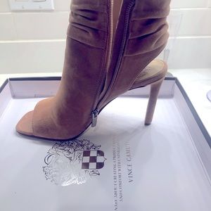 Size 7.5 Vince Camuto Leilani peep toe booties